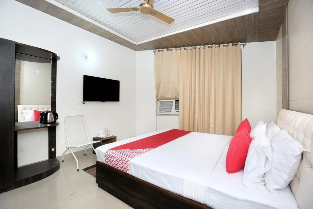OYO 13368 Hotel Gold Star