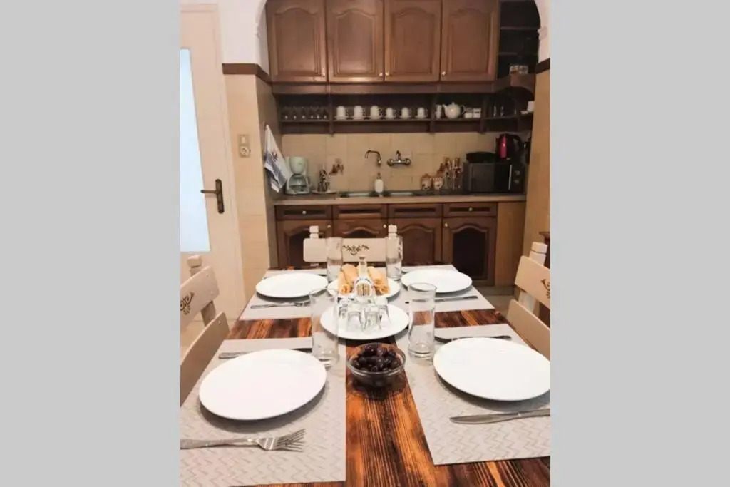 Apartment 100m2, center of Sitia, WiFi, 350m beach