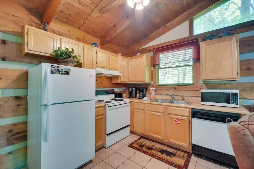 Gatlinburg Cabin with Hot Tub about 6 Mi to Downtown!