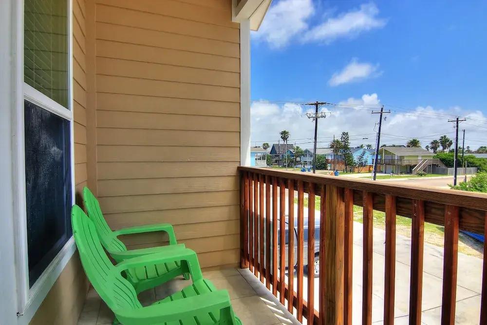Breezy Beach House 3 Bedrooms 2.5 Bathrooms Condo