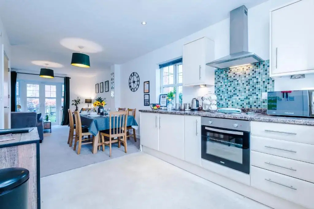 Modern 4-Bed Townhouse in Crewe by 53 Degrees Property, Ideal for Contractors & Business, FREE Parking - Sleeps 8