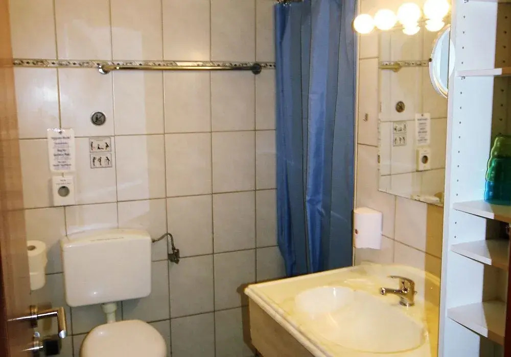 The Penny Pincher Inn - Hostel