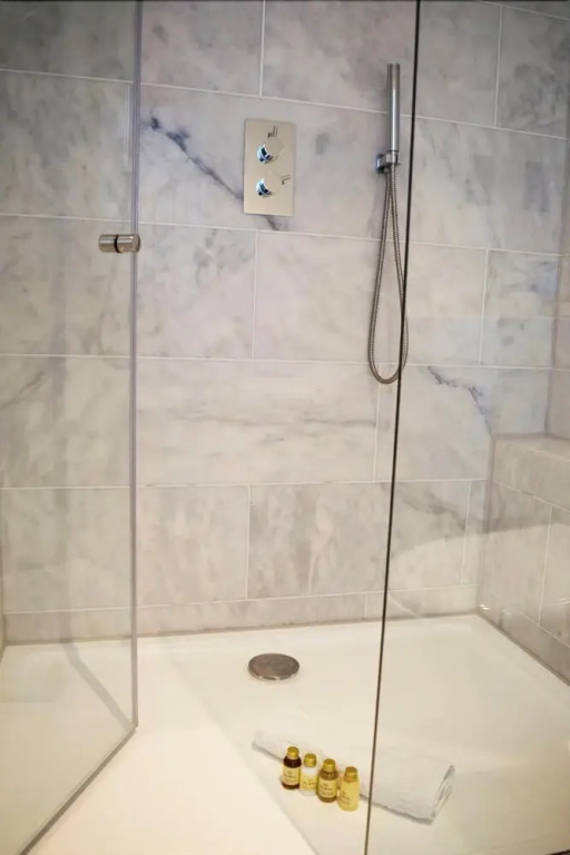 Luxury 2BR Penthouse in West Kensington W/terrace
