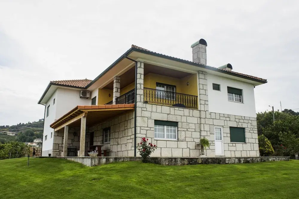 House With 5 Bedrooms in Britiande, With Wonderful Mountain View, Encl