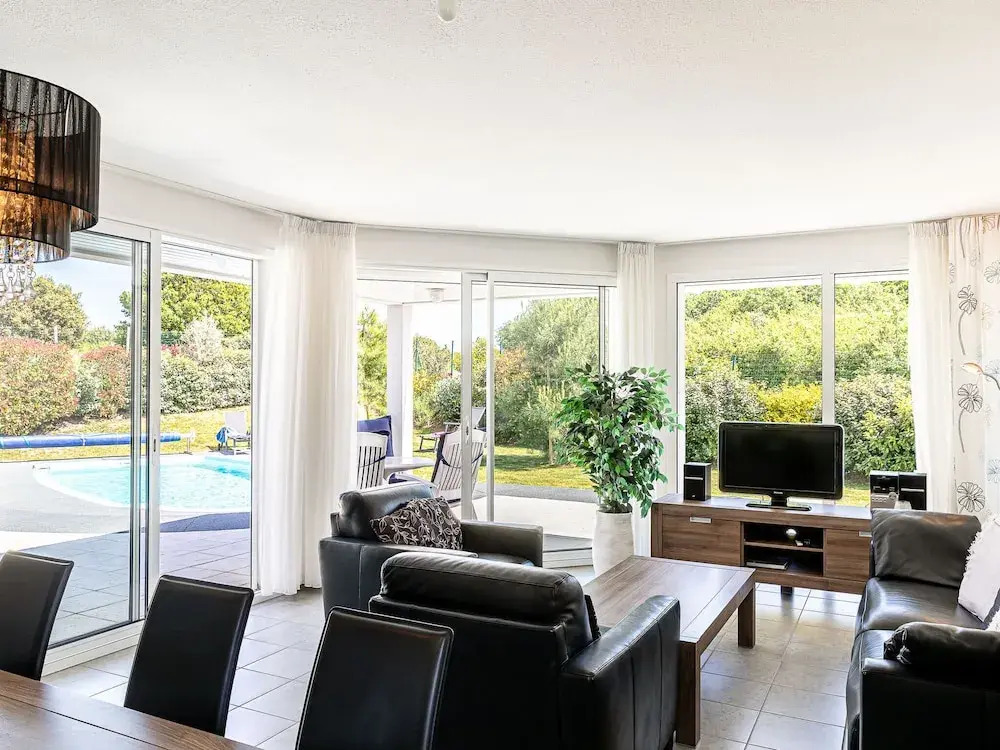 Luxurious, attractively furnished villa, 800 m. from the sea