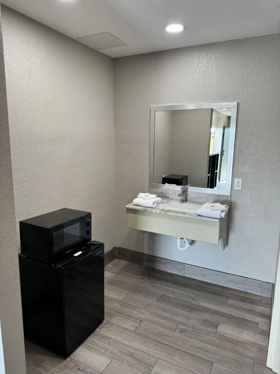 Nola Inn & Suites