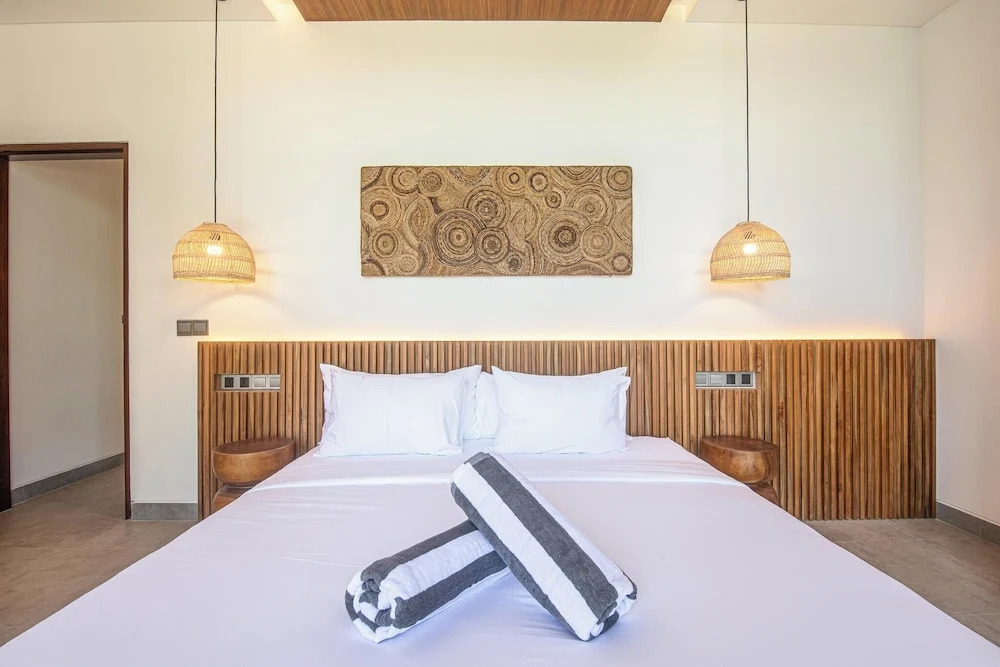 Refined 5BR Contemporary Villa, 400m to the Beach