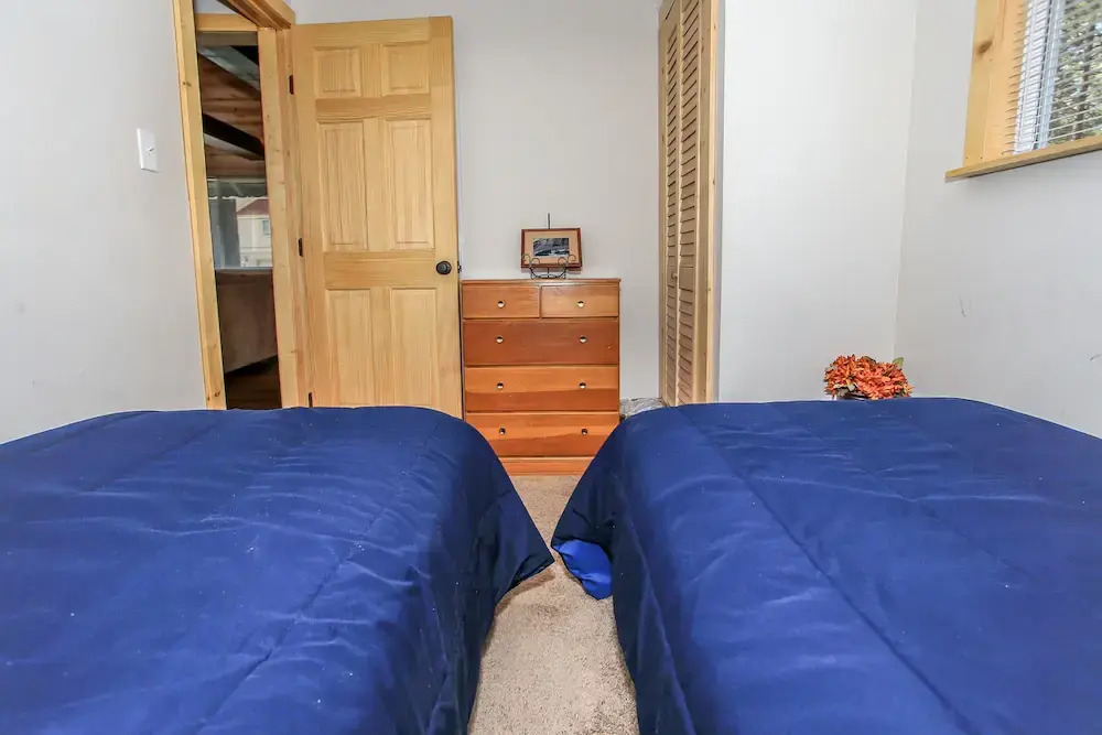 Knotty Knight- Walking distance to the lake as well as the Village