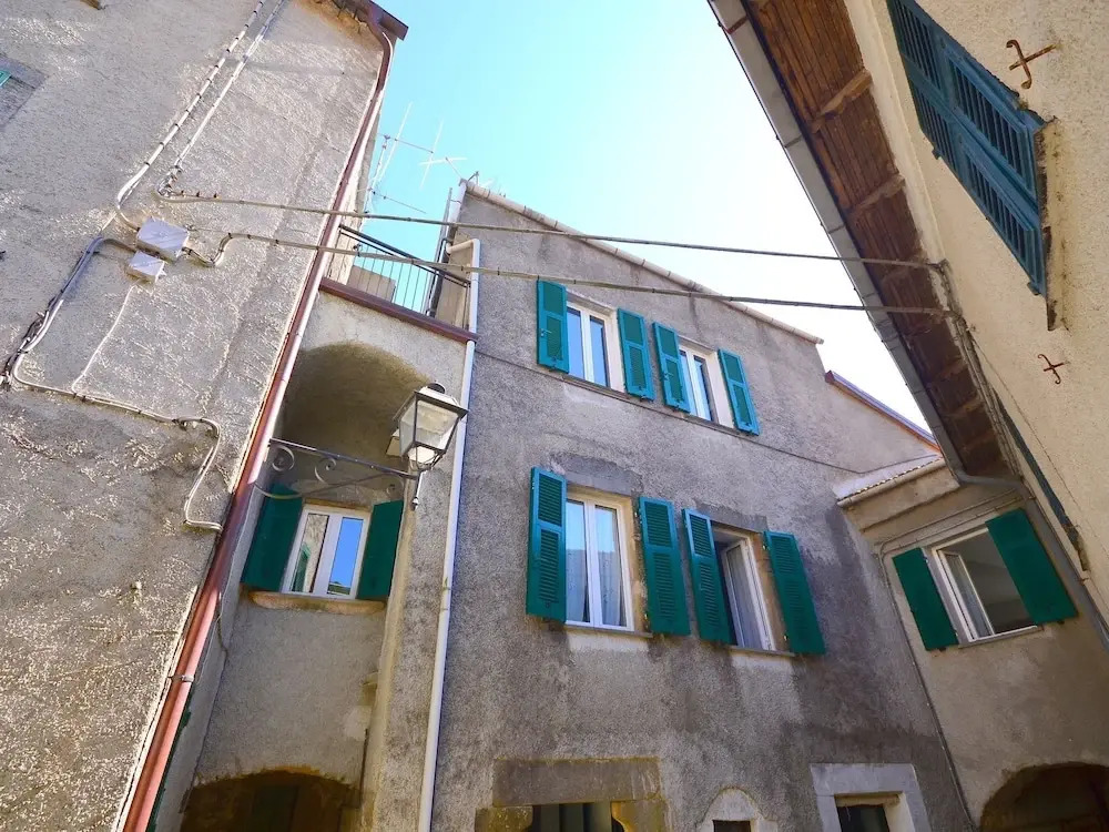 20 km from the 5 Terre, in a small town, 3-room apartment, terrace with view