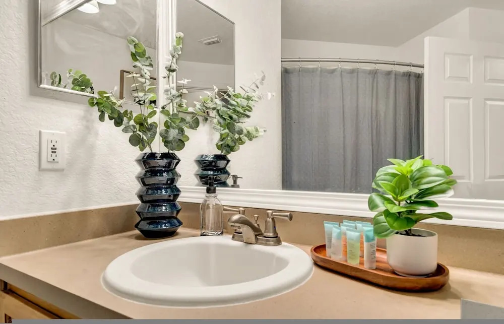 Modern 2BR 2BA w King Bed Pools Gym 1