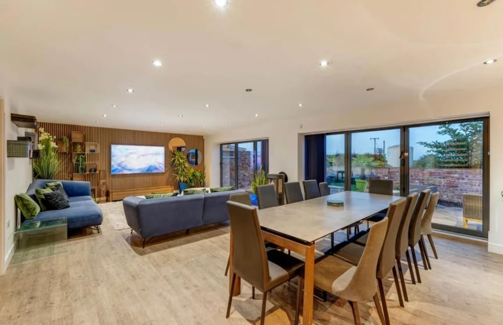 Lincoln 4-Beds Sleeps 13 Hot Tub & Pet Friendly