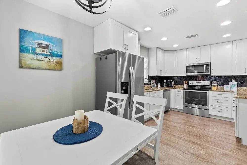 Family Friendly! 3bd, 2BA Home! Close to Beach! HOT Tub!