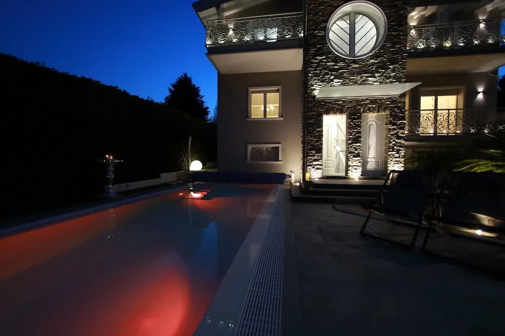 B&B Bellavista Exclusive in zona centrale con piscina riscaldata e Jacuzzi vista lago LA COLAZIONE viene servita in una pasticceria rinomata ed esclusiva esterna alla struttura