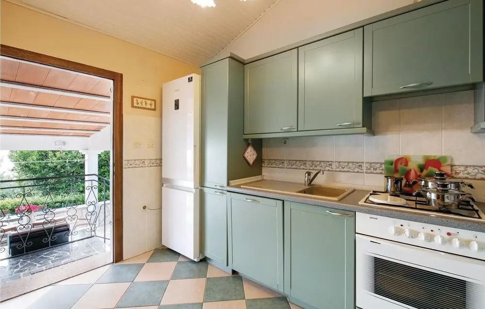 Amazing Home in Ravni with Hot Tub, WiFi & 1 Bedrooms