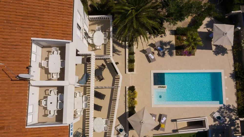 Seagull Pool Apartments & Studios