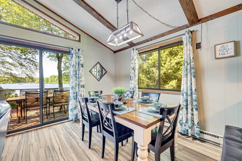 Lakefront Poconos Retreat w Hot Tub Dog Friendly