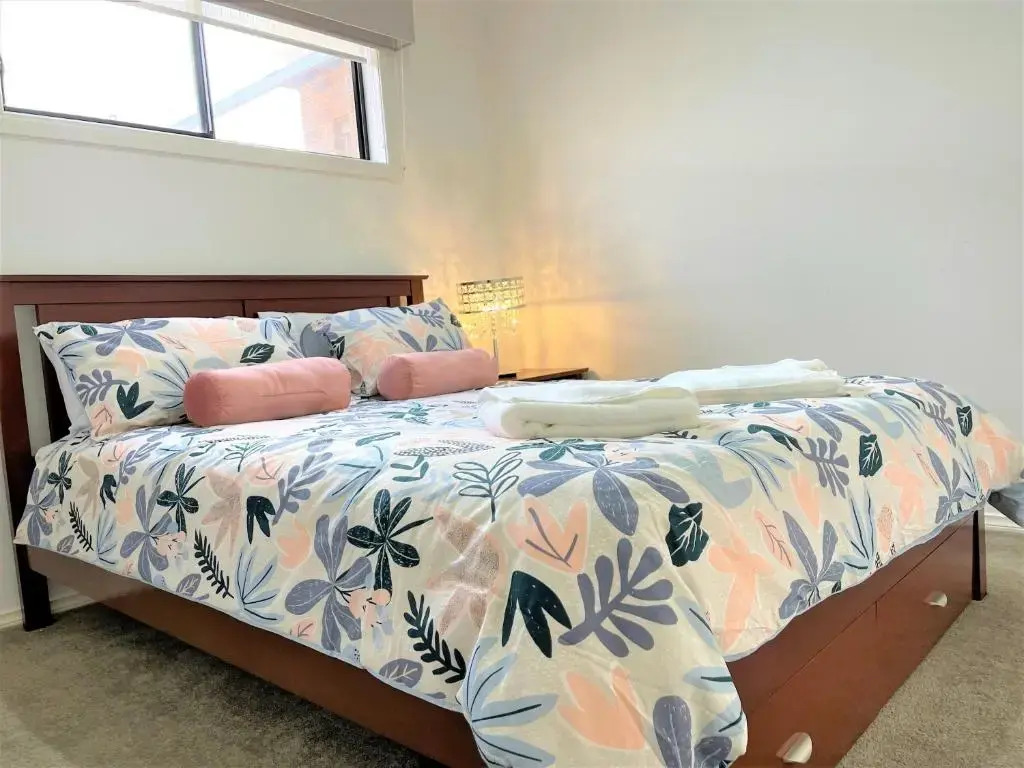 Stunning 2BR whole house with lockup garage, Spa, landscaped backyard at Mildura