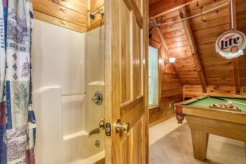 Cupid's Hideaway - Convenient To Downtown Gatlinburg And The National Park! 1 Bedroom Cabin by RedAwning