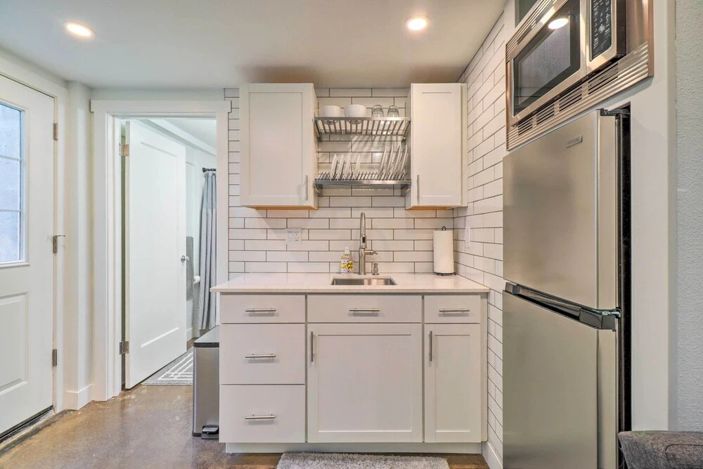 Ski & Hike: Cozy Dtwn Reno Studio w/ Fireplace