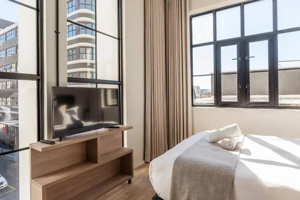 Sun filled Contemporary Apartment in The East City