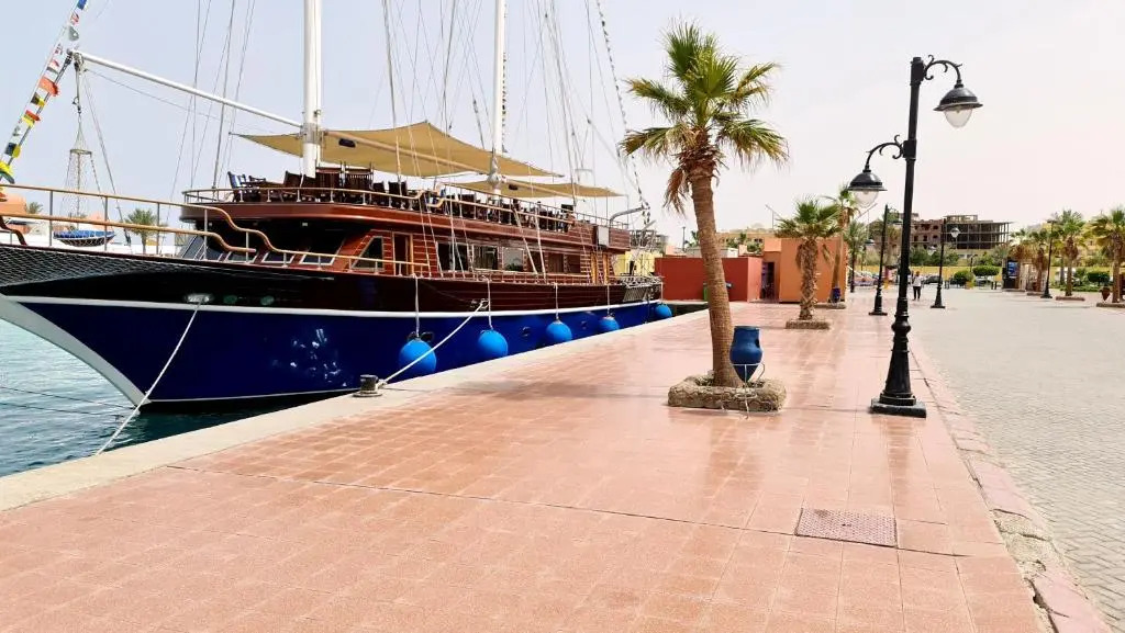 Rare New Marina Hotspot With Fast Free WIFI, Balcony & Pool - Western Standards - Sheraton Plaza 414
