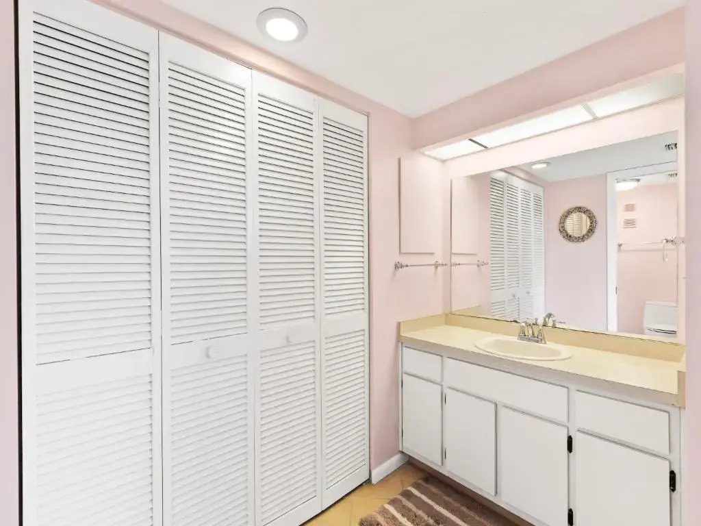Pelican Watch 208, Sleeps 4, 2 Bedrooms, Beach Front, Pool, Elevator, WiFi