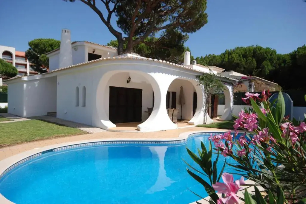 Charming 3-bed Villa With Pool in Olhos de Agua