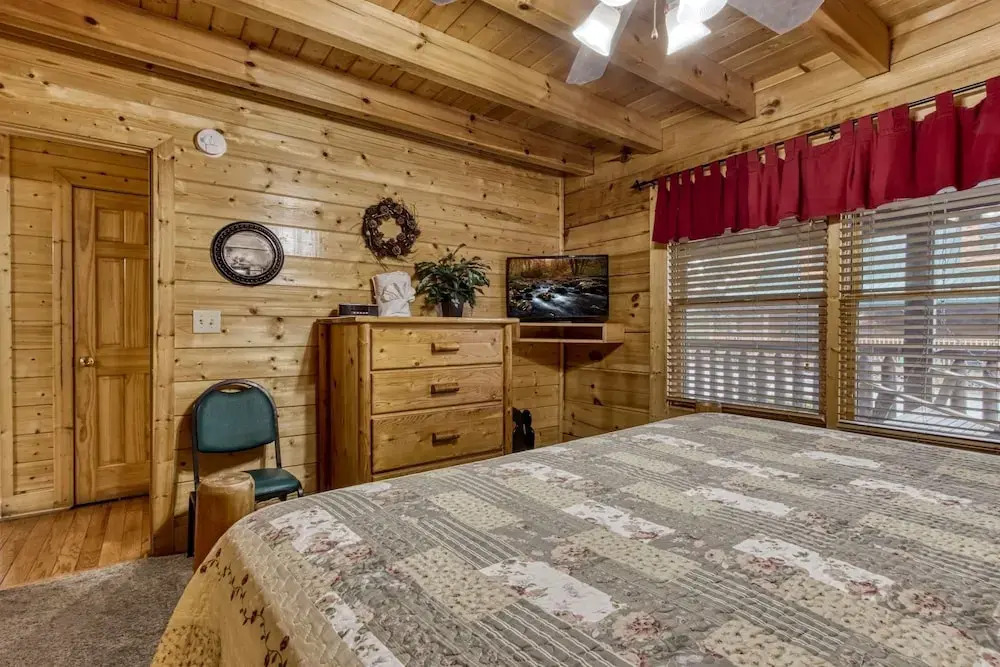 ERN819 - Mountain Majesty - Great Location! Close to All the Action! cabin