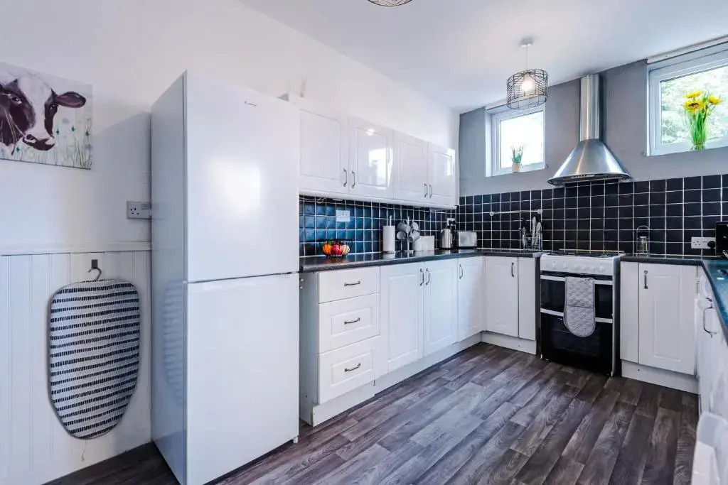 Spacious 4-Bed House in Crewe by 53 Degrees Property, Long-term discounts, Ideal for Contractors