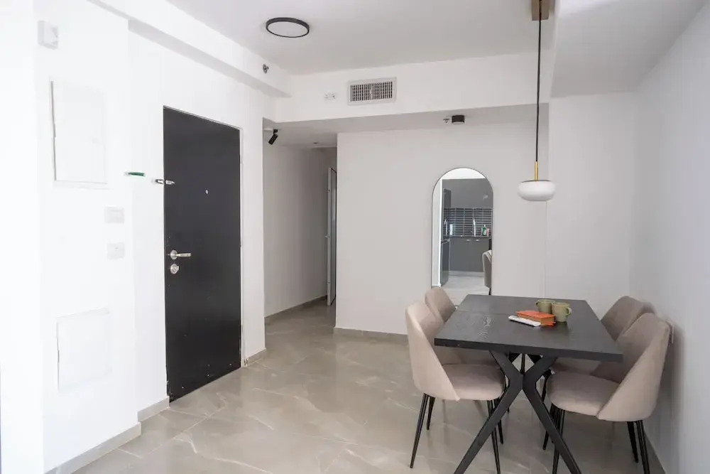 O&O - 2 BR Stylish & Modern Apartment