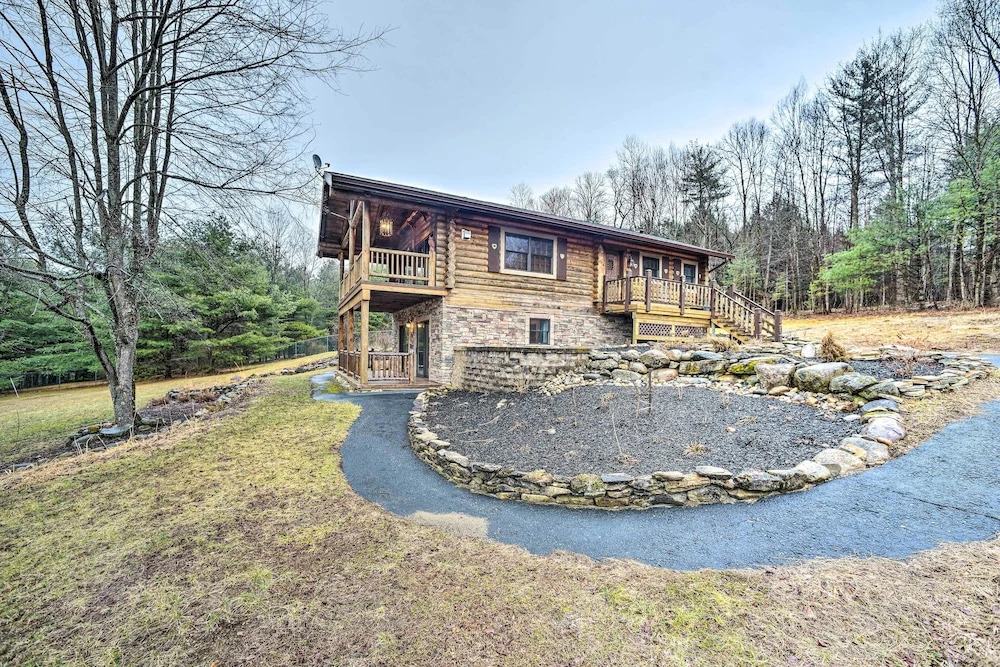 Spacious Cabin w/ Decks Near Saratoga Race Course!