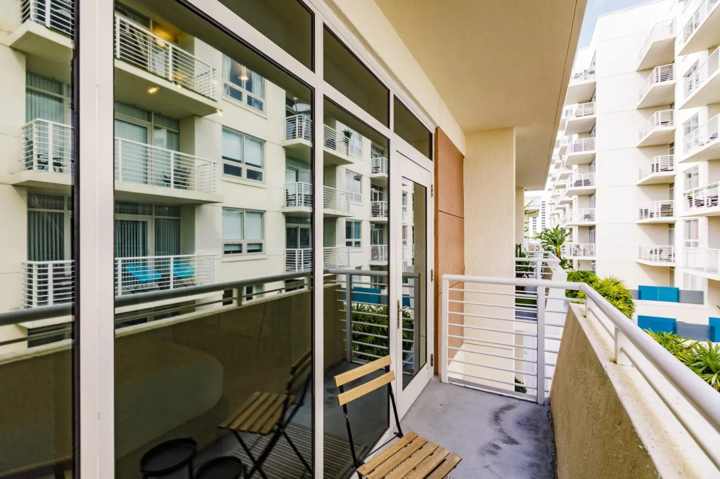 Hang Ten- Large Townhome, lux amenities, parking