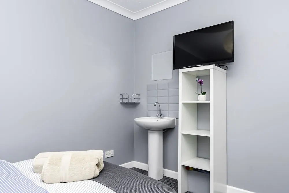 Shirley house 2, Self Catering Guest House, Self Check in, Smart locks, 10 min Walk to Southampton General, Aspire and Princess Anne Hospitals, Access to Fully Equipped Kitchen, Excellent Transport Links, Ideal for Longer Stays and Hospital Shifts