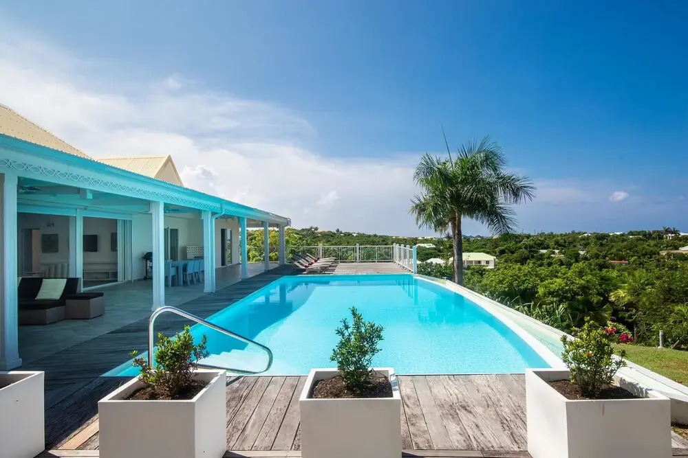 Exclusive Terres Basses Location, Full AC, Salt Water Pool, Wifi, Short Drive to the Beach!