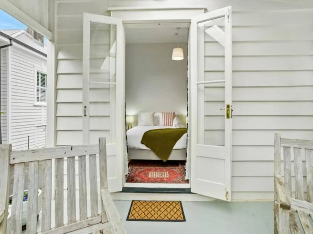 Cheerful 1 Bedroom Home with Free Parking