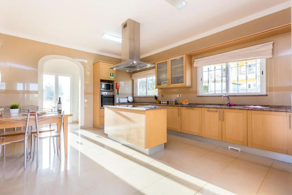 CoolHouses Algarve Luz, 5 bed villa & pool, Casa N
