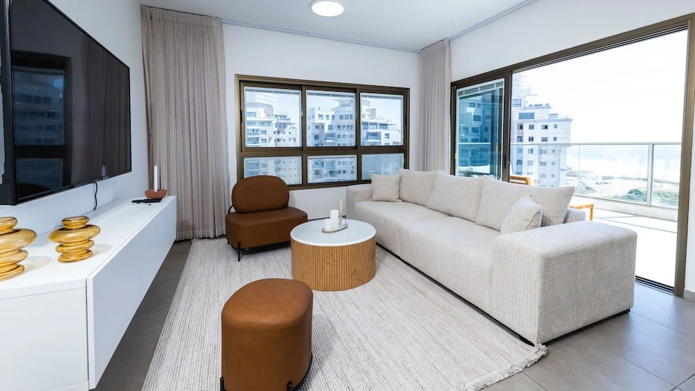 SeaFront Luxurious 3 BR Apartment