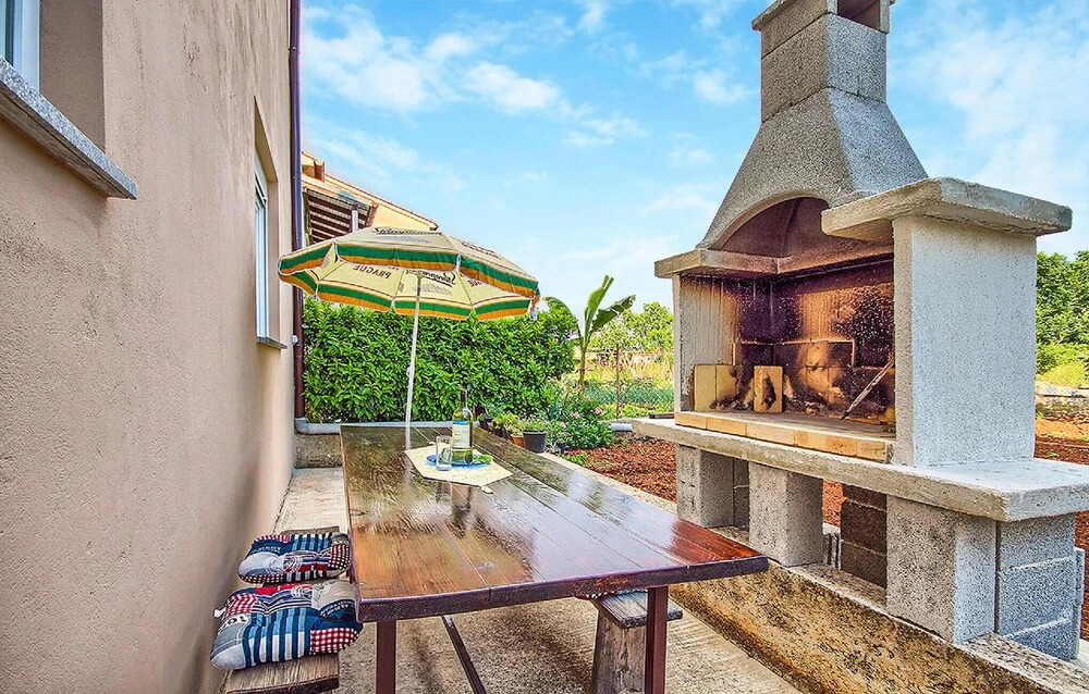Beautiful Apartment in Valbandon With Wifi and 2 Bedrooms
