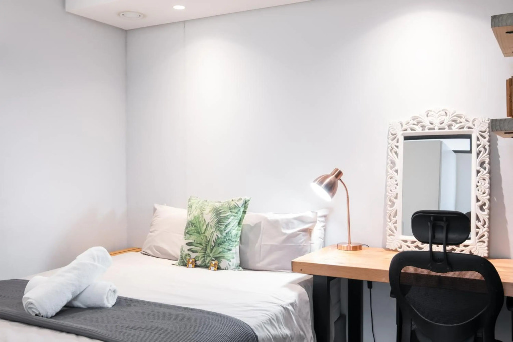 Modern Two Bedroom Unit, Mountain & Harbour Views