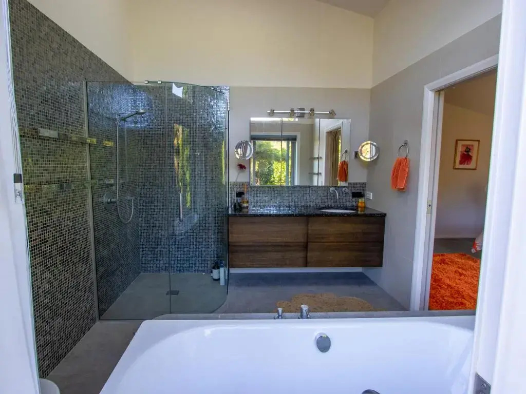 Golden Paradise - Rangihaeata Holiday Home