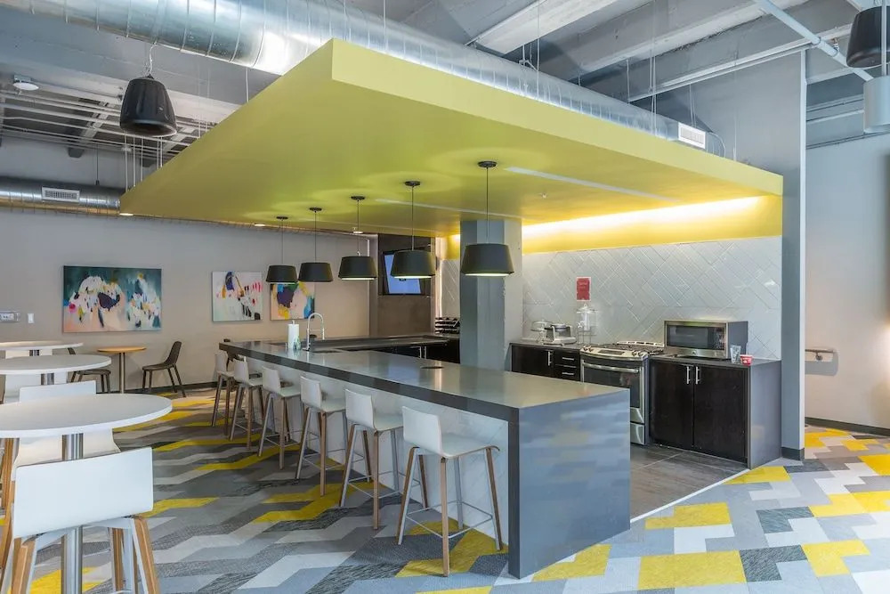 Swofford - Spacious DT Apts with Free Parking by Zencity