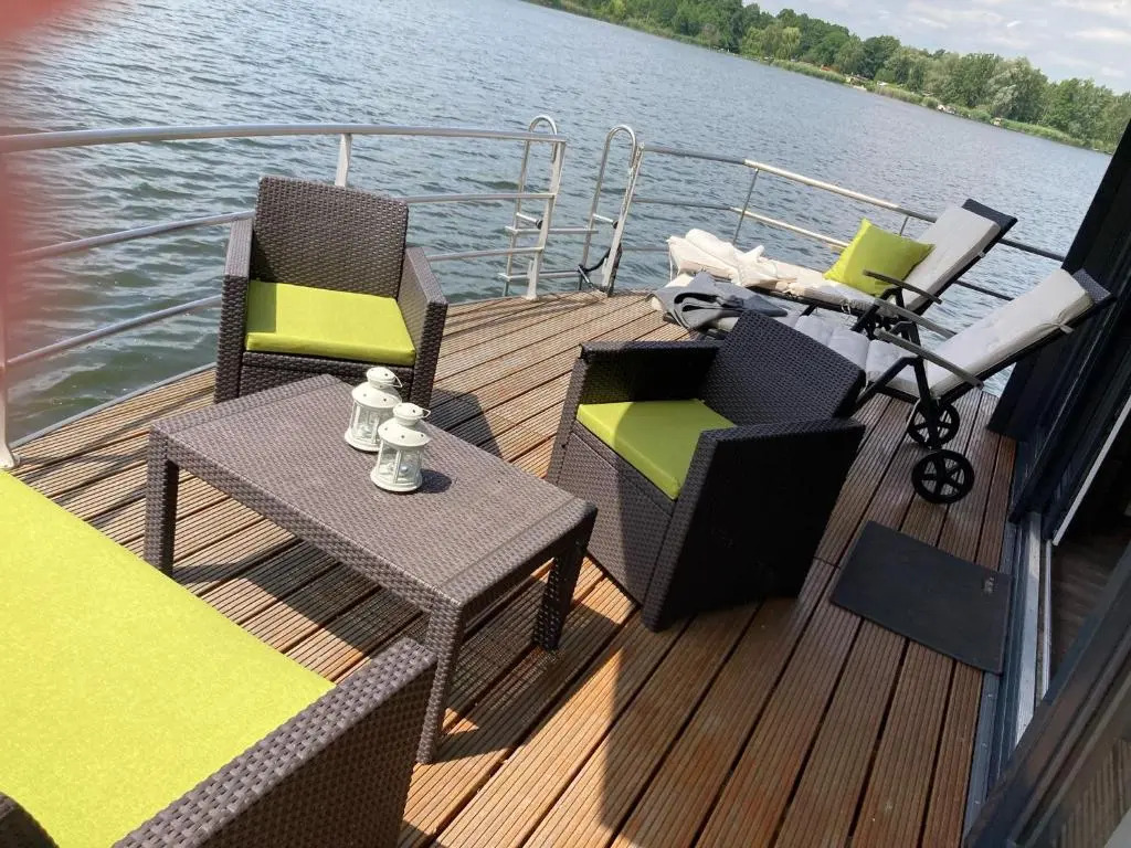 Schwimmende Ferienwohnung, Hausboot Urlaub als Festlieger am Steg