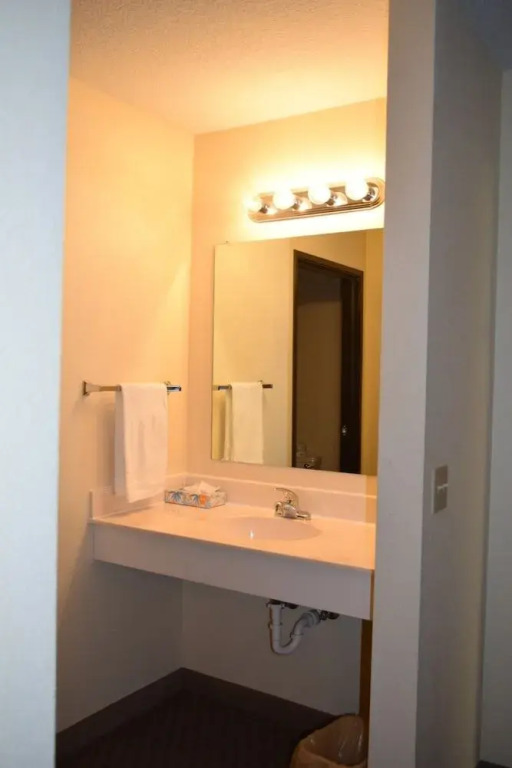 North Shore Inn & Suites