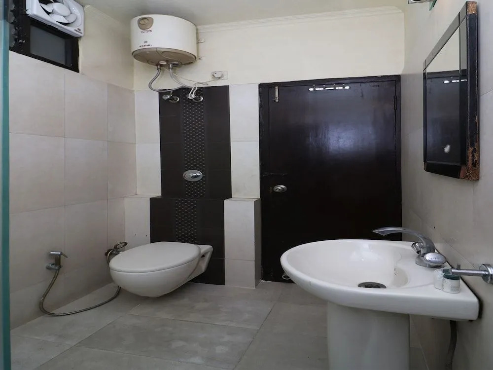 OYO 389 Hotel Applee Inn