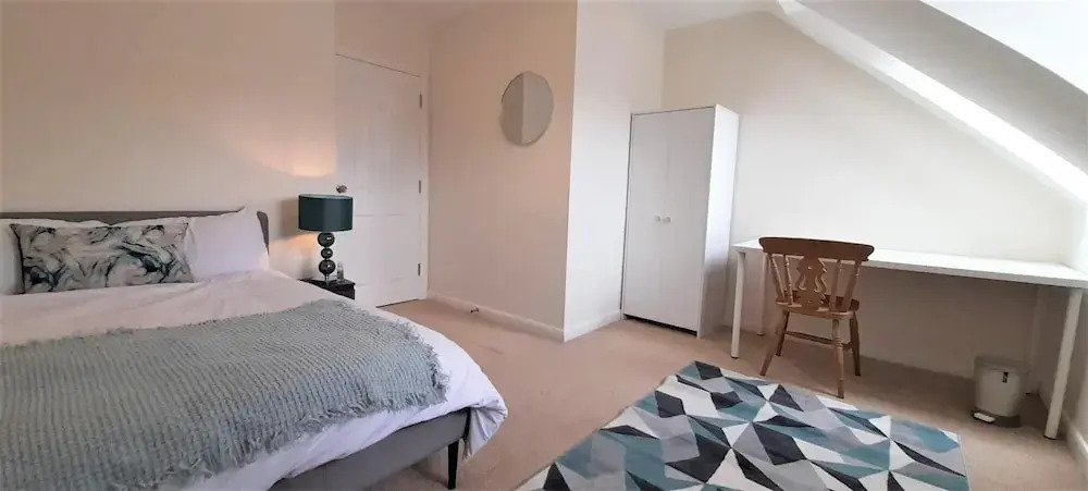Modern 4 Bed House Sleeps 8 - Free Parking