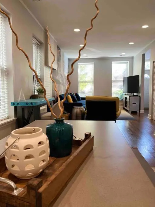Trendy West Town Flat - 2 bed / 1.5 bath w parking