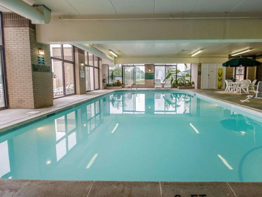 Clarion Pointe Louisville East