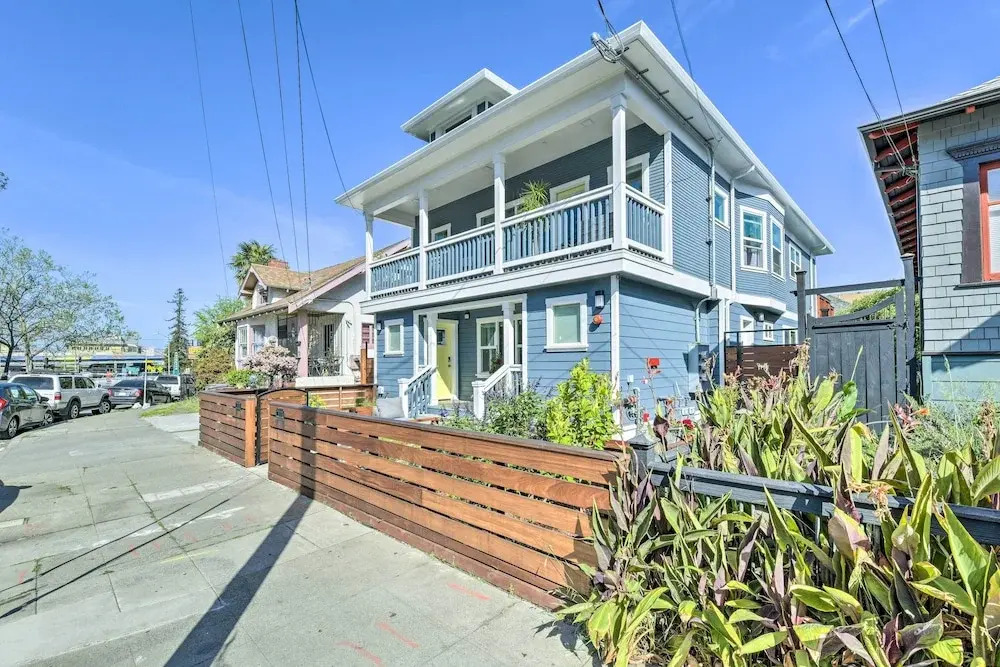 Sunny Oakland Retreat w/ Patio & Cute Garden!