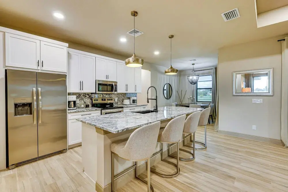 Outdoor Oasis: Spacious Family Home in Cape Coral!
