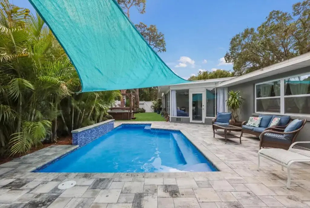Oasis backyard with hot tub 4/2 close to the beach